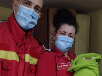 Bebelușul, alături de paramedicii din Sibiu. FOTO ISU Sibiu