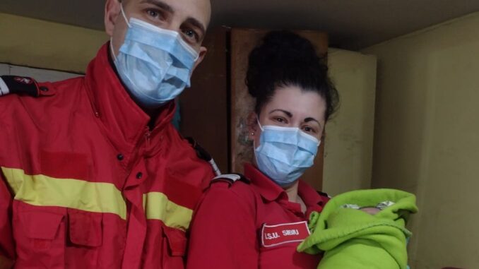 Bebelușul, alături de paramedicii din Sibiu. FOTO ISU Sibiu Bebelușul, alături de paramedicii din Sibiu. FOTO ISU Sibiu