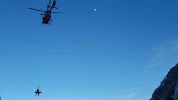Elicopterul SMURD Mureș, misiune în munții Bucegi. FOTO SMURD Mureș