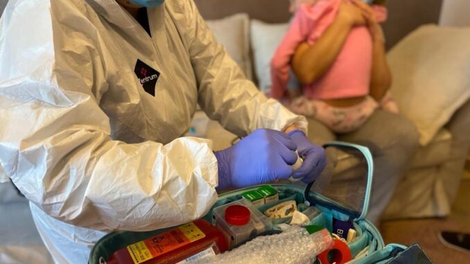 Mama și copilul ei, pacient. FOTO Asociația Dăruiește Aripi Mama și copilul ei, pacient. FOTO Asociația Dăruiește Aripi