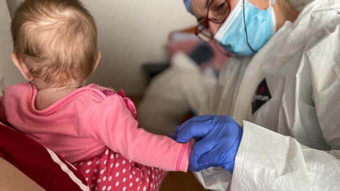 Medic pediatru. FOTO Asociația Dăruiește Aripi Medic pedatru. FOTO Asociația Dăruiește Aripi