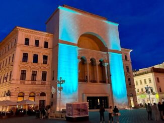 Clădirea Teatrului Național din Timișoara, turcoaz, pentru a onora pacienții dislexici. FOTO Adrian Pîclișan